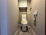 トイレ：清潔感あふれる新しいトイレは、上部に収納も完備しており、空間をすっきりと保てます。家族みんなが快適に使える、機能的なサニタリー空間です。
