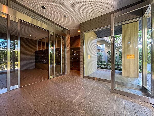 明るく開放的なエントランスが、ご家族や来客を温かく迎え入れます。集合ポストや宅配ボックスも完備され、日々の暮らしをサポートする機能性も魅力です。