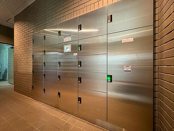 不在時でも荷物を受け取れる便利な宅配ボックスを完備。スタイリッシュなステンレス製で、清潔感あふれるエントランスが、ご家族の快適な毎日をサポートします。