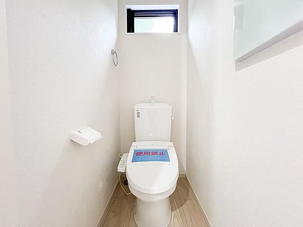 自然光が差し込む明るいトイレは、小窓による換気が可能なため、常にクリーンな状態を保てます。