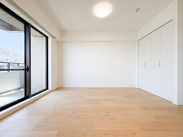 広さと収納力を兼ね備えた使いやすい洋室。家具の配置の自由度が高く、子供部屋や書斎としても活用しやすい汎用性の高い空間が魅力です。
