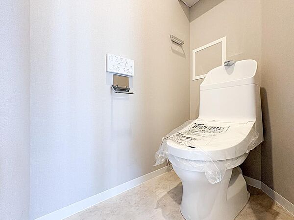 リノベーションにより清潔感あふれるトイレに生まれ変わりました。使いやすい設備が整い、毎日の暮らしをしっかりサポートする快適な衛生的な環境となっています。