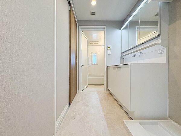 ゆとりある洗面脱衣所は、着替えや洗濯がしやすい使いやすい空間です。収納が充実しており、洗面台周りをすっきり保てる設計が毎日の生活をしっかりサポートします。