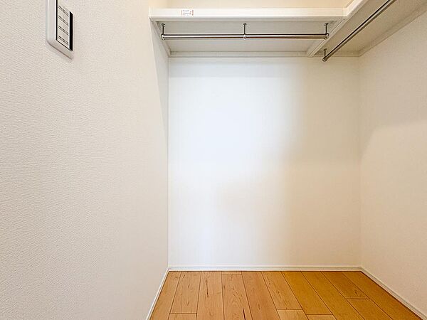 ゆとりのあるウォークインクローゼットは、洋服やバッグなどをまとめて整理できる便利な空間です。収納力に優れており、すっきりと片付くため、衣類の管理がしやすく、毎日の支度がスムーズになります。