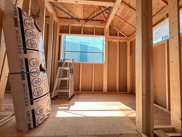 「小屋裏収納」があり、季節物や大きな荷物もスッキリ片付きます 。