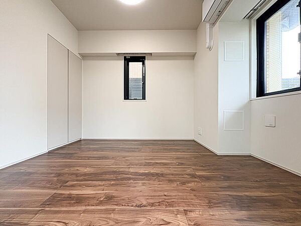 窓から差し込む柔らかな光が心地よい居室は、広さがあり、のびのびとした気分で過ごせます。趣味やリラックスの時間を楽しめる多用途な空間で、心安らぐ毎日が広がります。