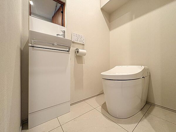 清潔感のあるトイレは、シンプルでモダンなデザインが魅力です。広めのスペースでゆったりと使えるため、毎日の生活がより快適に。綺麗だからこその心地よさを感じられる空間です。