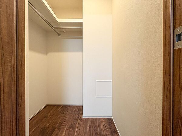 ゆとりのあるウォークインクローゼットは、洋服やバッグなどをまとめて整理できる便利な空間です。収納力に優れており、すっきりと片付くため、衣類の管理がしやすく、毎日の支度がスムーズになります。