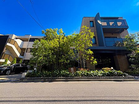 上品で落ち着きのある佇まいが、住む人に安心感を与えてくれるマンションです。しっかりとした造りが信頼を感じさせ、快適で心地よい住環境が整っています。