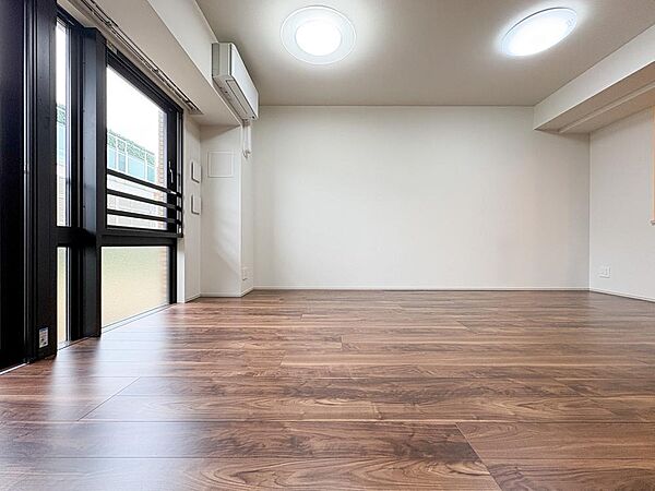 開放感あふれるリビングは、ゆっくりとした時間を味わえる贅沢な場所です。たっぷりと光が差し込み、明るく温かみのある空間が心を癒してくれます。毎日の暮らしがさらに快適で充実したものになります。