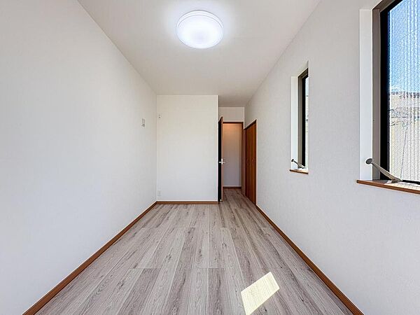 陽光が降り注ぐ明るい洋室は、お子様の成長に合わせて様々に活用できる自由な空間。家族の夢が広がります。