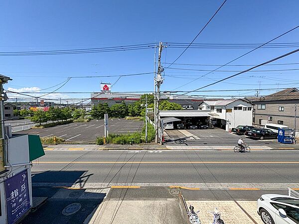 窓から広がる青空と街並み。開放的な眺望は、お子様の成長と共に移り変わる景色を家族みんなで楽しめます。