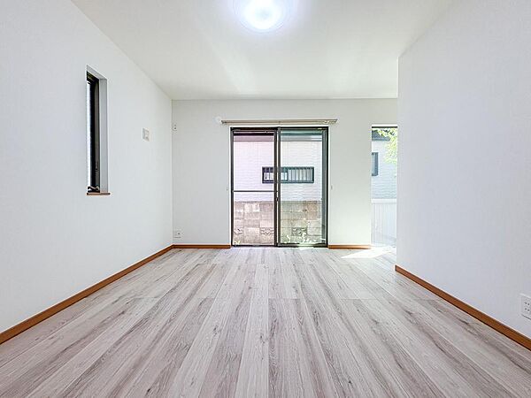 明るい陽光が差し込む広々としたリビングは、家族の笑顔と会話が自然と生まれる空間。心地よいフローリングで、お子様も安心して遊べます。