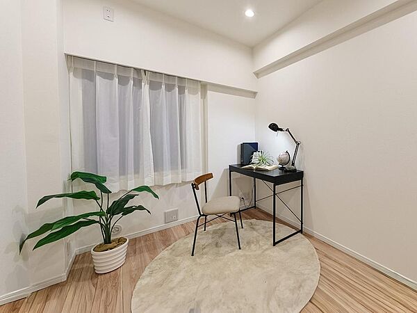リノベーション施工例です。完成後はワークスペースや書斎、お子様のお部屋などライフスタイルに合わせて活用できる、使い勝手の良い居室へ生まれ変わります。