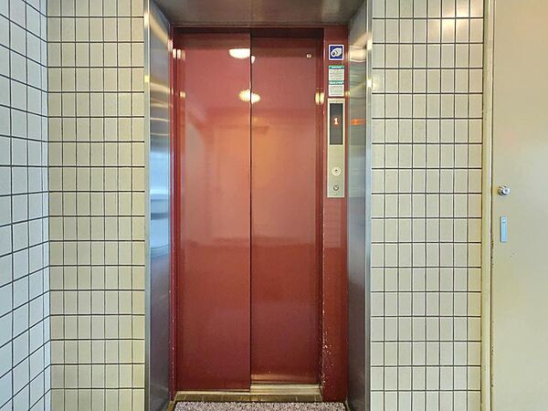 共用部にはエレベーターが設置されており、4階部分への移動もスムーズです。オートロックや防犯カメラも備わっており、管理員週6日勤務の管理体制が整ったマンションです。
