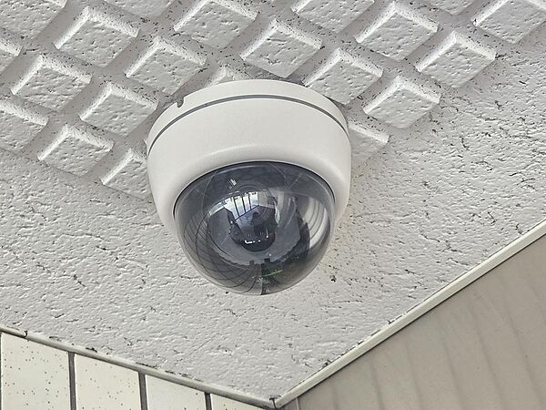 エントランスには防犯カメラを設置。共用部の安全性に配慮され、オートロックとあわせて住まう方の安心感を高めるセキュリティ設備です。