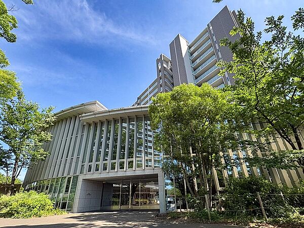 ガラスを多用したモダンで開放的なデザイン。緑のトンネルを抜けた先に広がる、落ち着きある構えです。