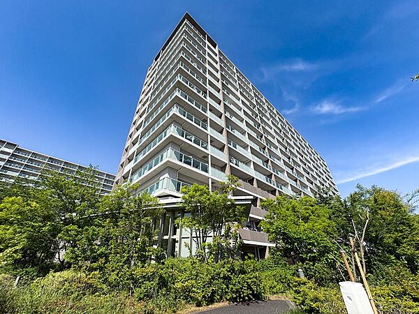 周辺の緑と美しく調和する、地上11階建ての大規模レジデンス。陽当たりと開放感に恵まれた立地です。