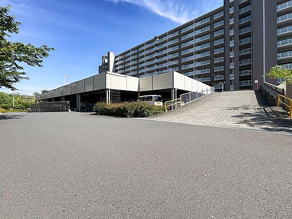 自走式駐車場を完備。ハイルーフ車も対応可能で、出し入れがスムーズなストレスフリーなカーライフを。