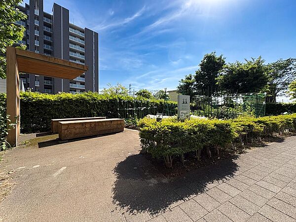 敷地内で菜園を楽しめるクラインガルテン。自然と触れ合い、四季の収穫を家族で楽しむ豊かな日常を。