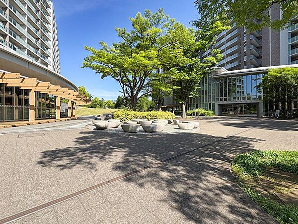敷地内には住民同士の交流を育む広々としたパティオ。お子様の遊び場やリフレッシュに最適な空間です。