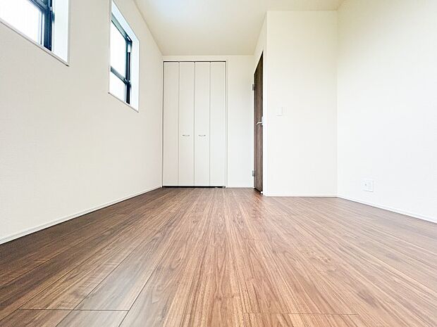 ゆとりある広さの居室は、家具の配置がしやすく使い勝手の良い空間です。採光も良好で、生活スタイルに合わせて自由にレイアウトできます。