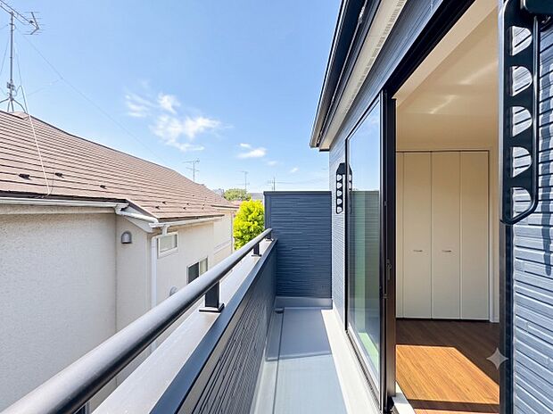 ゆとりある広さのバルコニーは、洗濯物がたっぷり干せるうれしい設備です。屋外の空気を感じながらくつろげるスペースとしても活用でき、生活の幅が広がります。