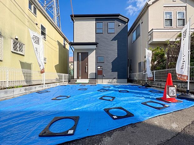 普通車2台が駐車できる敷地設計。ご家族それぞれの車をとめられるちょうど良い駐車スペースは、毎日の利便性を高めるうれしいポイントです。
