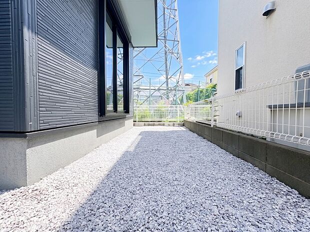 広々とした庭スペースは、お子様が遊ぶ場所や家庭菜園など多目的に活用できます。屋外での時間が豊かになる、戸建てならではの魅力的なスペースです。