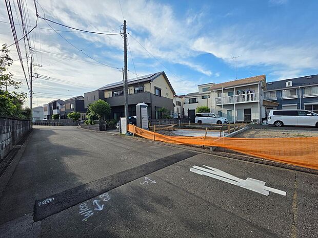 最寄り駅まで徒歩10分以内の使いやすい立地。無理なく歩いて駅にアクセスできる距離感は、毎日の通勤・通学を快適にし、日常生活の利便性を高めます。