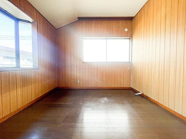 ぬくもり溢れる木目調のデザインが印象的な洋室です。出窓からの光が部屋全体を優しく包み込み、お子様の勉強部屋や趣味の部屋にぴったり。