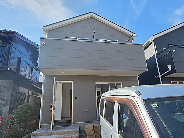 スタイリッシュなデザインが印象的な新築戸建ての外観。洗練された清潔感ある佇まいが街並みに映え、毎日の帰宅のたびに心地よい満足感と誇らしさをもたらします。
