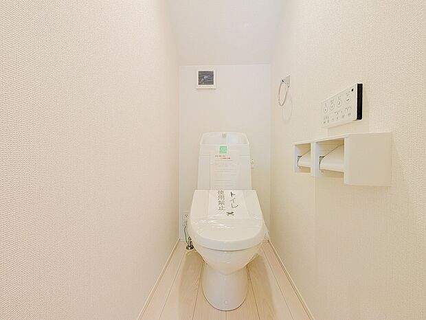 壁面には便利なリモコン操作パネルや2連のペーパーホルダーを配置。使い勝手の良さにこだわった設計です。