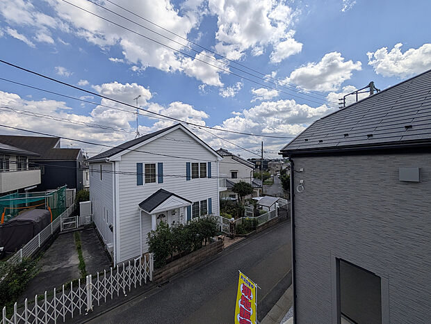閑静で落ち着いた街並みが一望でき、周辺の穏やかな住環境の良さが感じられます。
