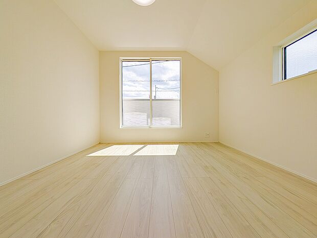 天井の一部が緩やかに傾斜した意匠性の高い勾配天井が、お部屋に洗練された立体感とデザイン性をプラスしています。