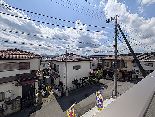 閑静で落ち着いた街並みが一望でき、周辺の穏やかな住環境の良さが感じられます。