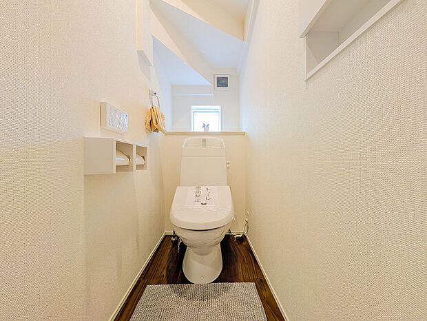 階段下のデッドスペースを有効活用した、清潔感あふれるトイレです。