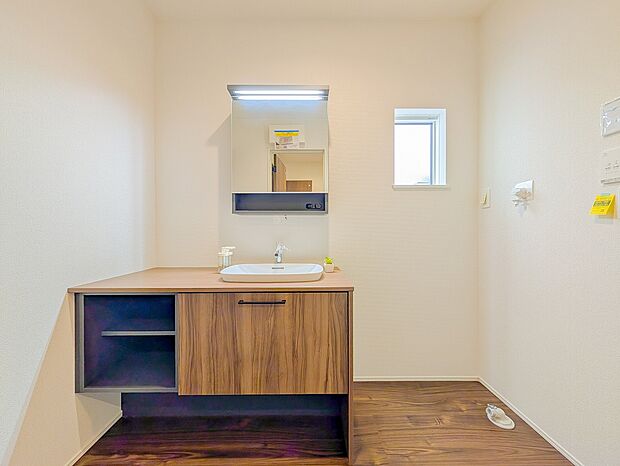 朝の忙しい時間帯もスムーズに身支度できる、機能的な洗面台です。鏡が独立しているのでお掃除も簡単で、毎日快適にお使いいただけます。