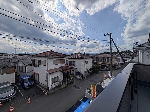 閑静で落ち着いた街並みが一望でき、周辺の穏やかな住環境の良さが感じられます。