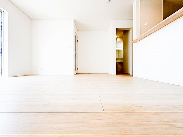 小さなお子様がのびのびと走り回れる広さを確保したリビングスペース。キッチンからお部屋の隅々まで視線が届くため、家事をしながらでも安心してお子様を見守れます。