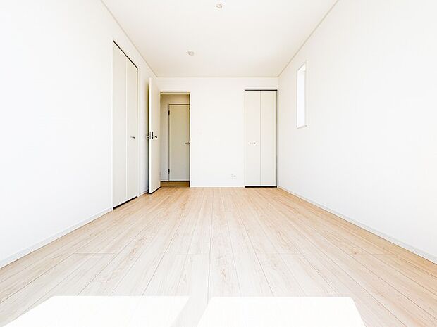 コンパクトながら無駄のない綺麗な間取りで、お子様部屋や書斎、テレワークスペースにも最適。折れ戸仕様の収納は開口部が広く、小さなお子様でも自分でサッとお片付けがしやすい優しい設計が魅力です。