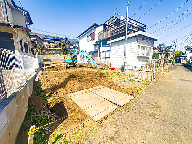 バス停まで徒歩約8分。「高尾」駅までバスで約4分の距離でございます。2026/3/21撮影