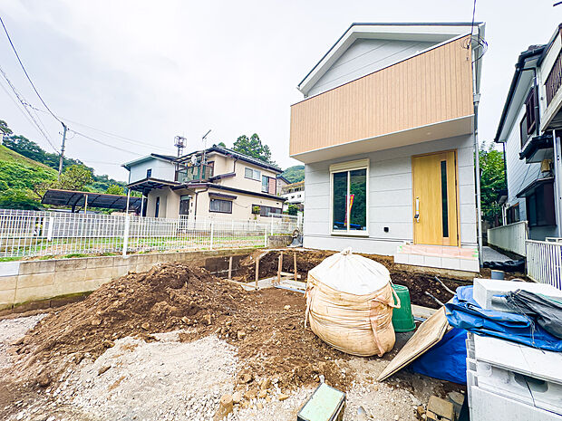 徒歩圏内にスーパー・保育園・薬局・郵便局などが揃っております。2026/9/13撮影