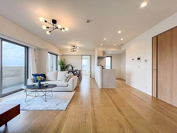 陽光あふれる13.5帖の広さ：南西向きの角住戸に位置し、2面の大きな開口部からたっぷりと光が差し込む明るいリビングダイニングです 。