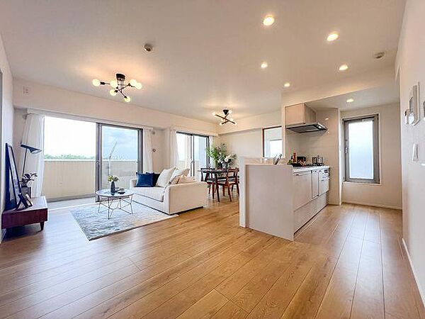 周囲の視線が気になりにくい7階部分の角部屋だからこそ、カーテンを開けてプライベートな景色と柔らかな光を存分に楽しめます。