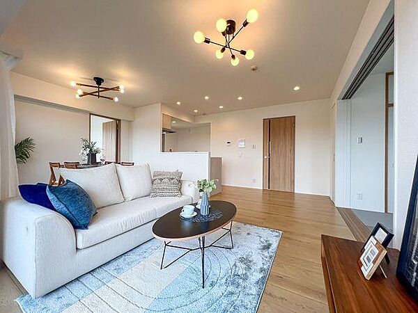 バルコニー側からお部屋全体を見渡したアングルです。リビング、ダイニング、そして対面式キッチンまでが遮るものなくフラットに繋がり、どこにいても家族の気配を感じられます。