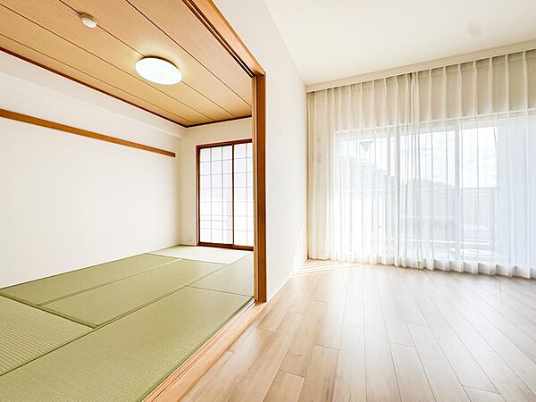 リビングに並ぶモダンな和室は家族空間の一部としてお使いいただいても良いですね。冬にはこたつで家族みんなでぬくぬくタイム。もちろん来客時のお部屋としても使えます。