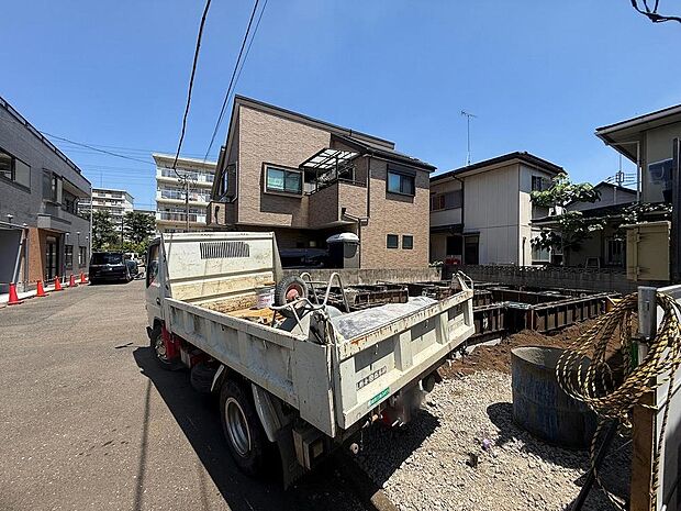 基礎工事が進む現地。穏やかな住環境で、ご家族の新しい物語が始まります。お子様の成長を見守る理想の暮らしを。