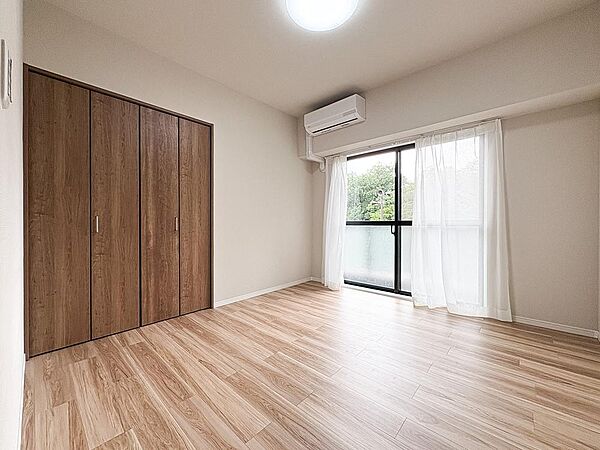 窓から光がたっぷりと差し込む明るい洋室。清々しい空間で、ゆったりと心安らぐ時間をお過ごしください。