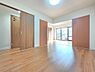 寝室：引き戸を開放するとリビングと一体となり、より広々とした住空間として活用できます。クローゼットを備えた使い勝手の良い洋室で、ライフスタイルに合わせた多彩な使い方が可能です。